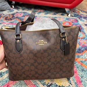 👜 Coach Gallery Tote in Brown Signature canvas with Gold Hardware